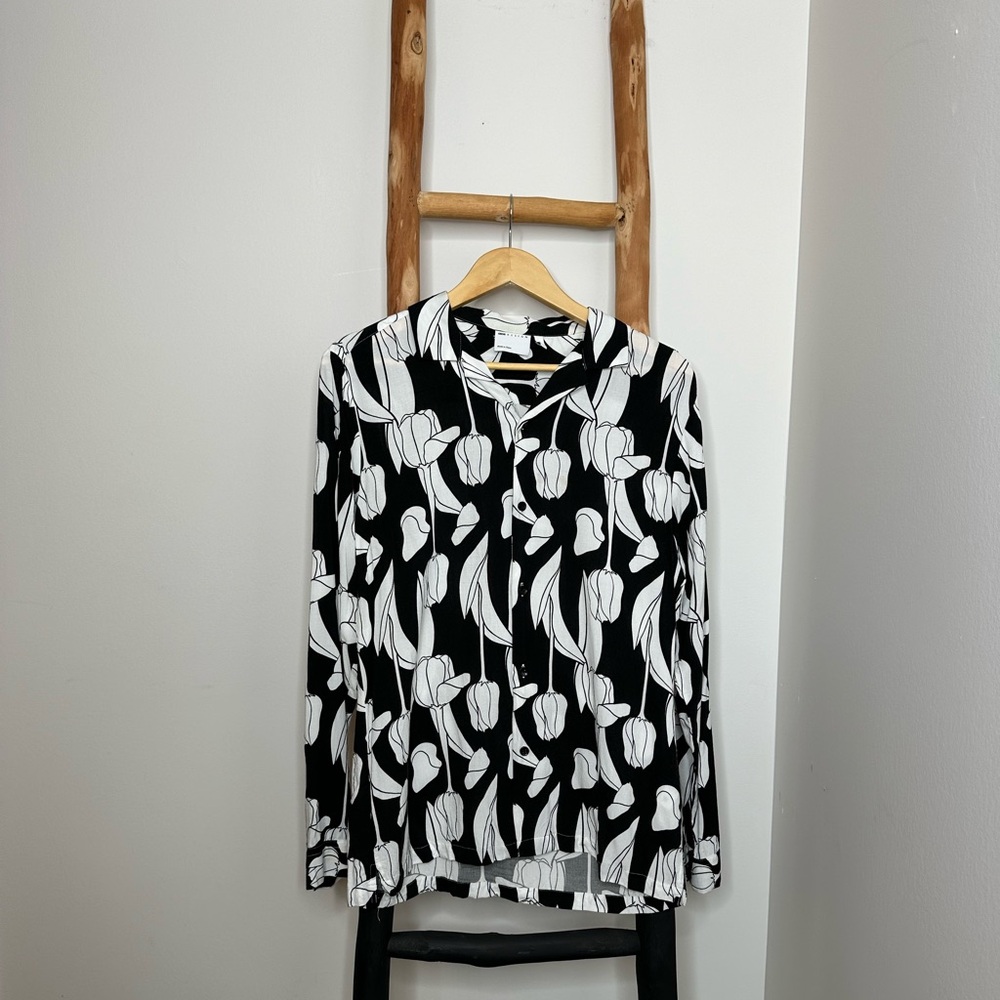ASOS men’s long sleeve tulip print shirt in bold black & white. Size medium.